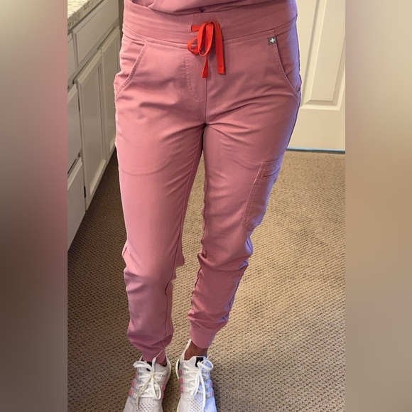 Pink Women's Scrub Set Figs XS - Picture 4 of 4